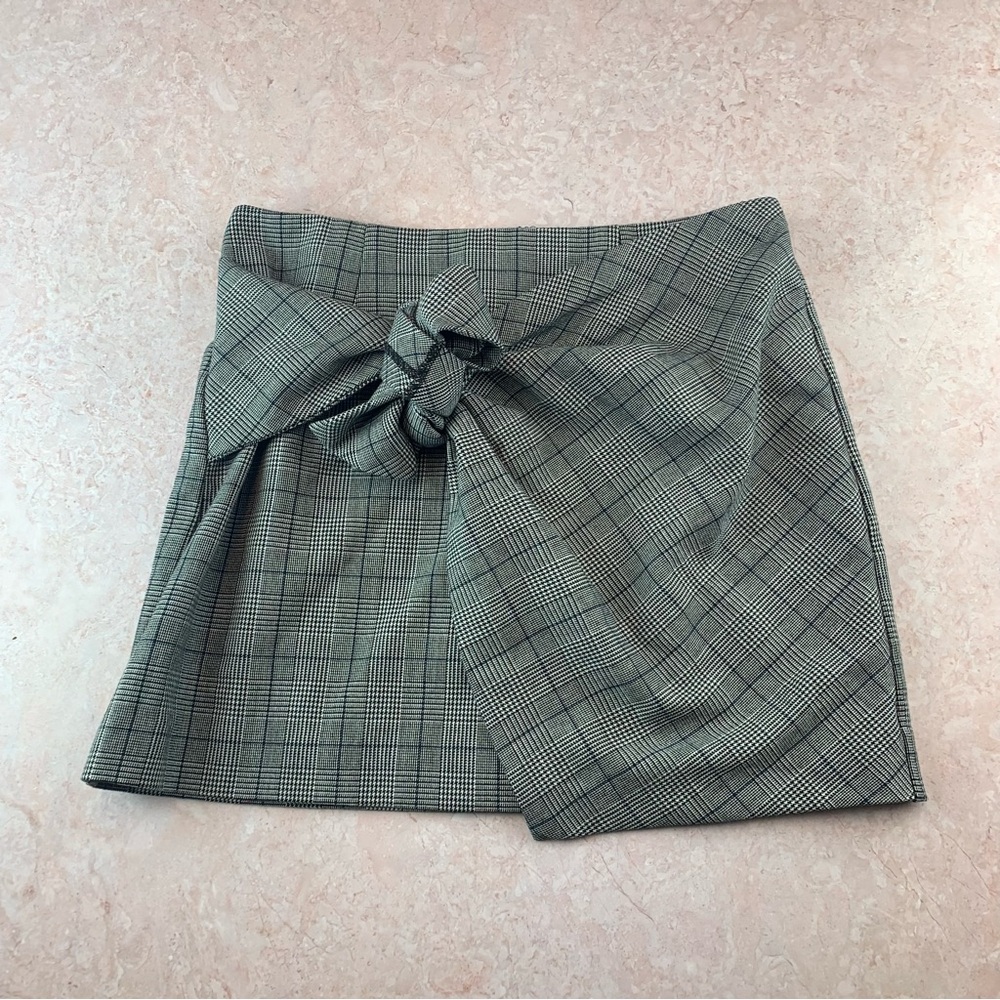 Forever 21 Black and White Skirt with Big Bow Size Medium